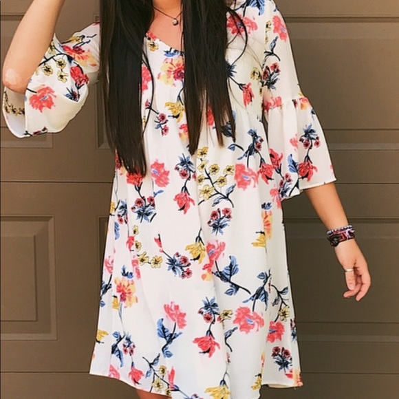 Super pretty and light summer dress! Size Small. Shop Stevie Co. Bell sleeves - Picture 5 of 5